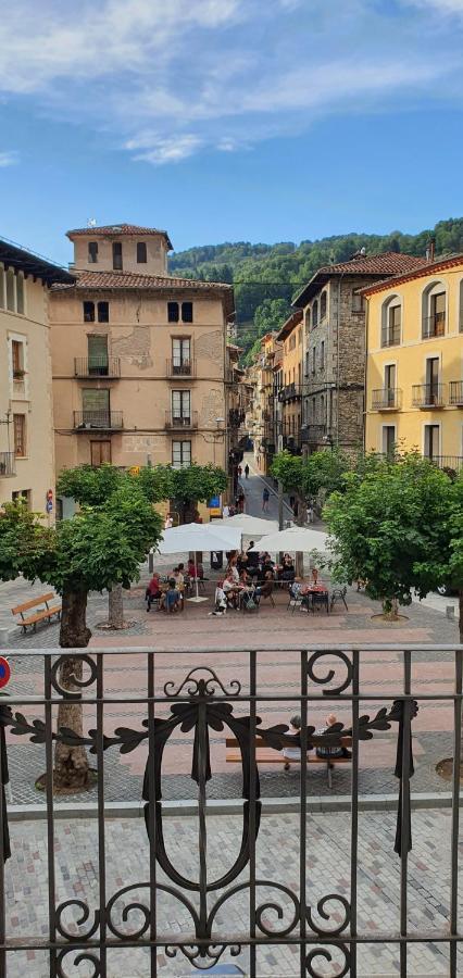 El Mussol De La Vila Camprodon, Balconets Amb Vistes A La Placa Exterior foto