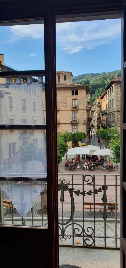 El Mussol De La Vila Camprodon, Balconets Amb Vistes A La Placa Exterior foto